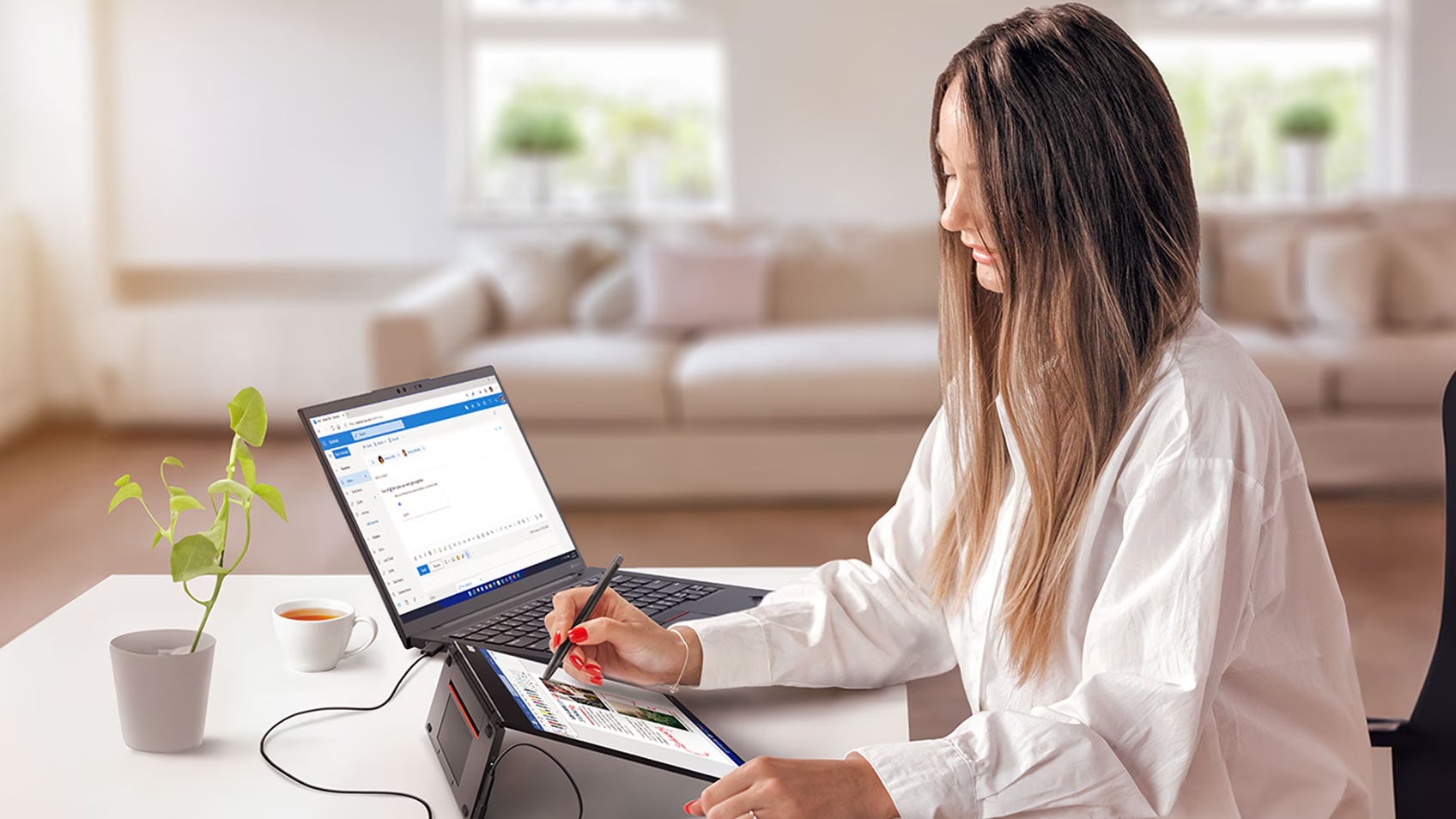 Žena pracující na notebooku Lenovo