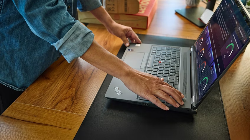 Notebook Lenovo při práci ve třídě