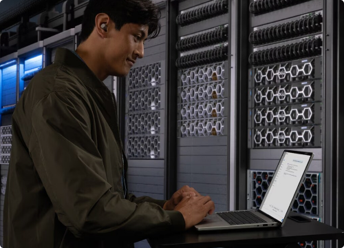 Technik pracující se serverovým vybavením