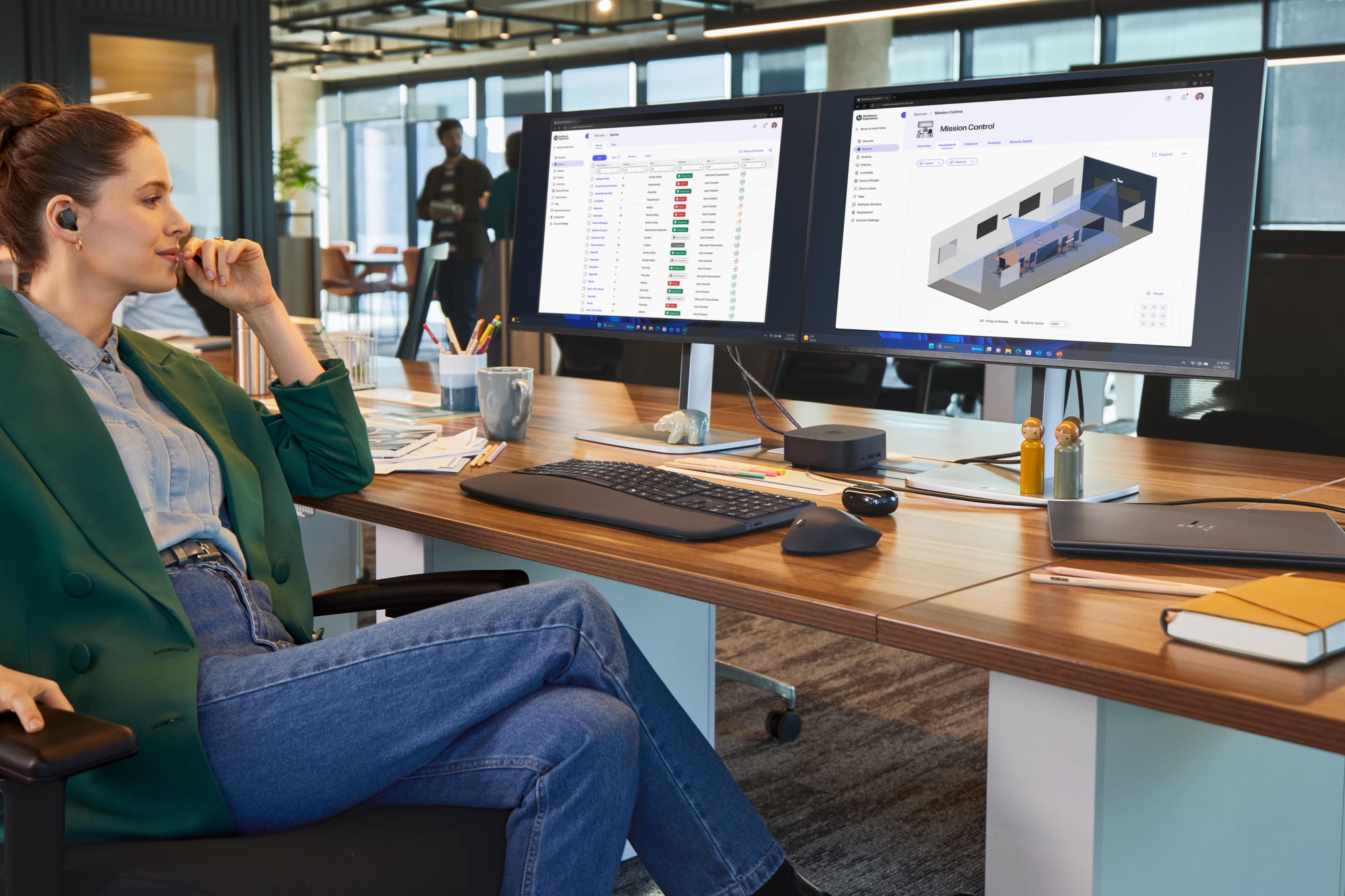 Pracovník u více monitorů s technologií HP