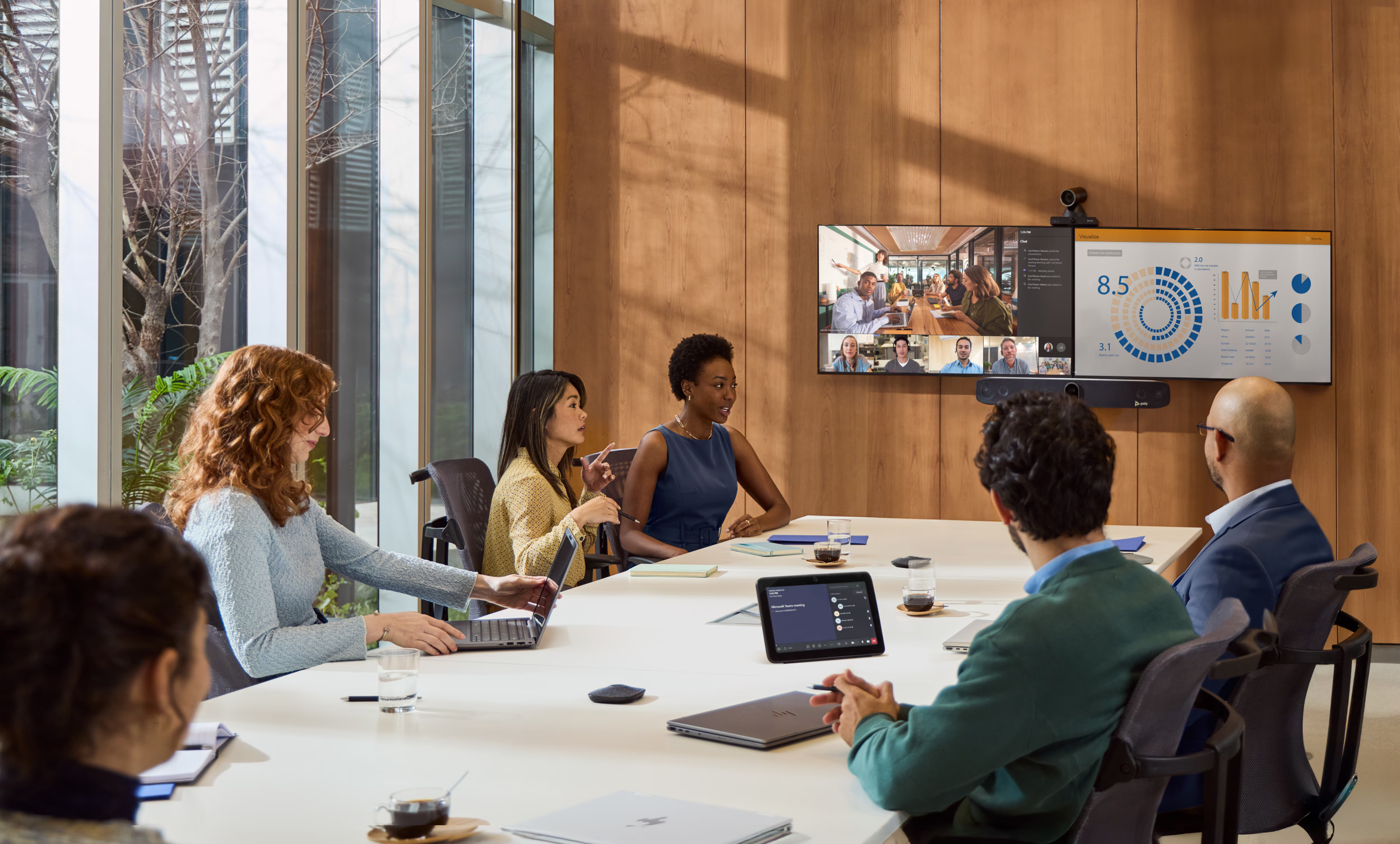 Tým při poradě nad notebooky HP