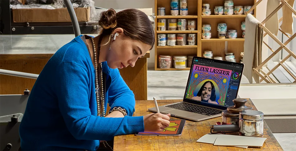 Studentka pracující na MacBooku Air