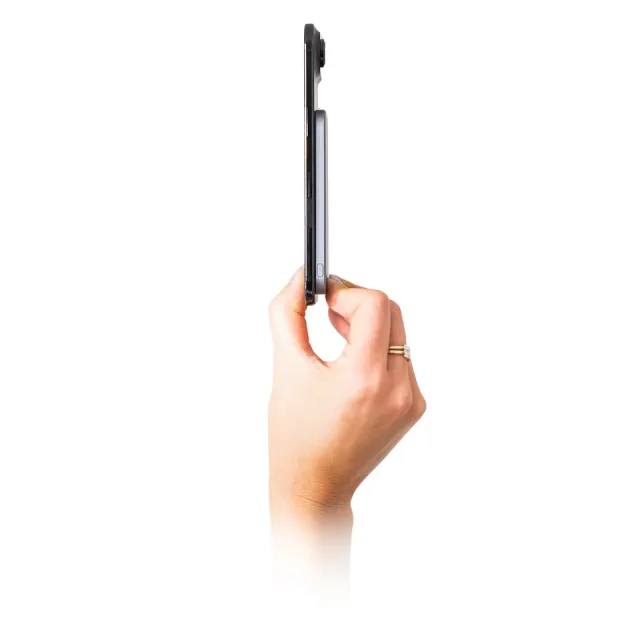 Ruka držící iPhone s ultratenkou iWant MagSafe powerbankou