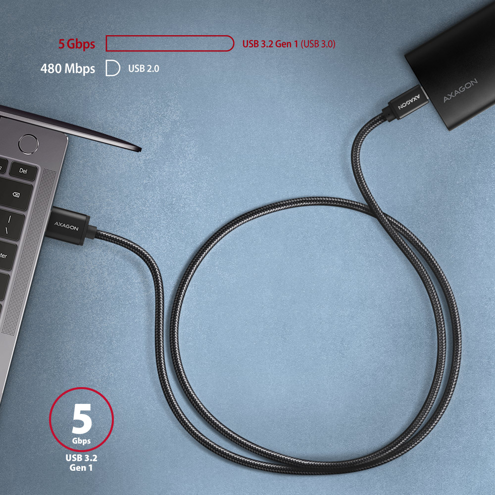 AXAGON BUCM3-AM15AB připojený mezi notebookem a externím zařízením, přenosová rychlost 5 Gbps