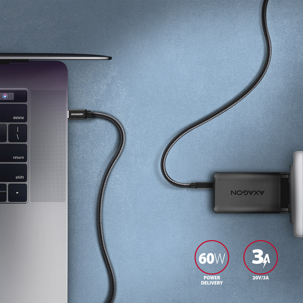 AXAGON BUCM3-CM15AB připojený mezi notebookem a síťovým adaptérem s Power Delivery 60W