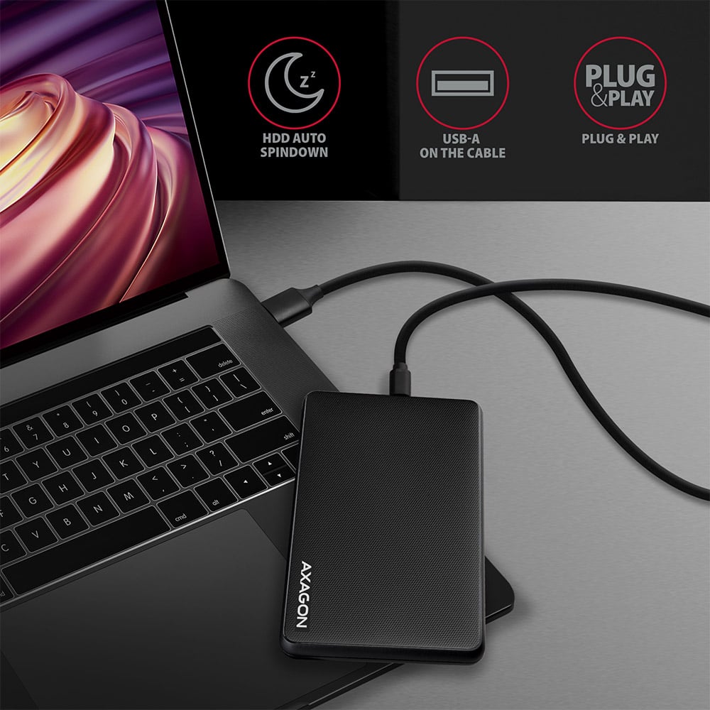 AXAGON EE25-SLC připojený k notebooku přiloženým kabelem