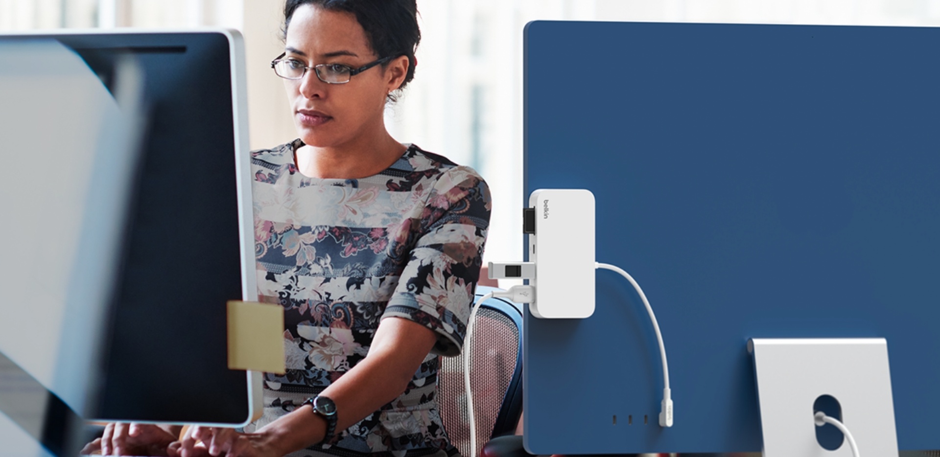 Belkin Connect USB-C 6v1 Multiport Hub s držákem bílý