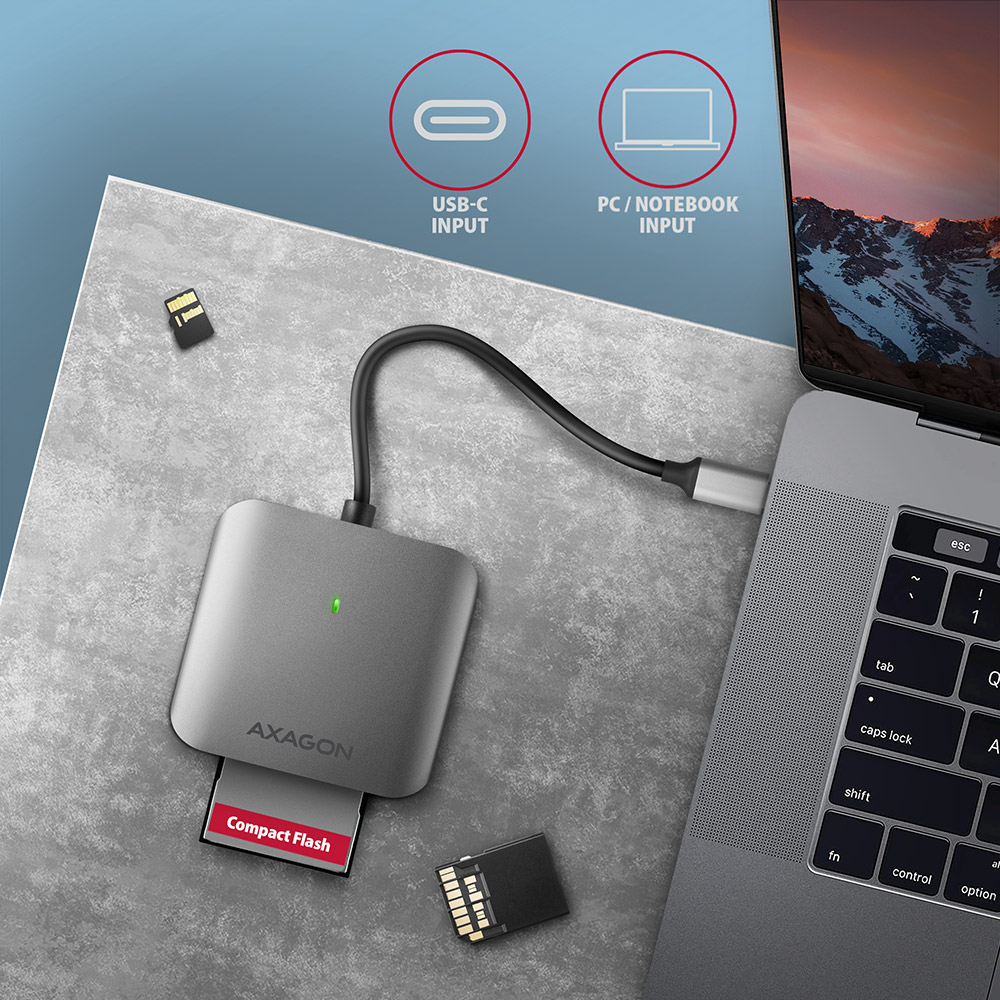 AXAGON CRE-S3C připojená k notebooku s kartami CompactFlash a microSD