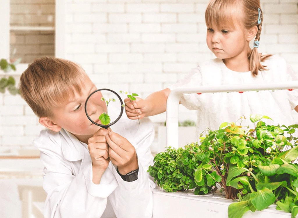 Click and Grow Smart Garden 9 PRO chytrý květináč bílý