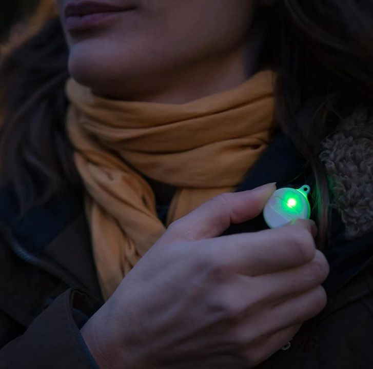 Plegium Smart Wearable – chytrý osobní alarm bílý