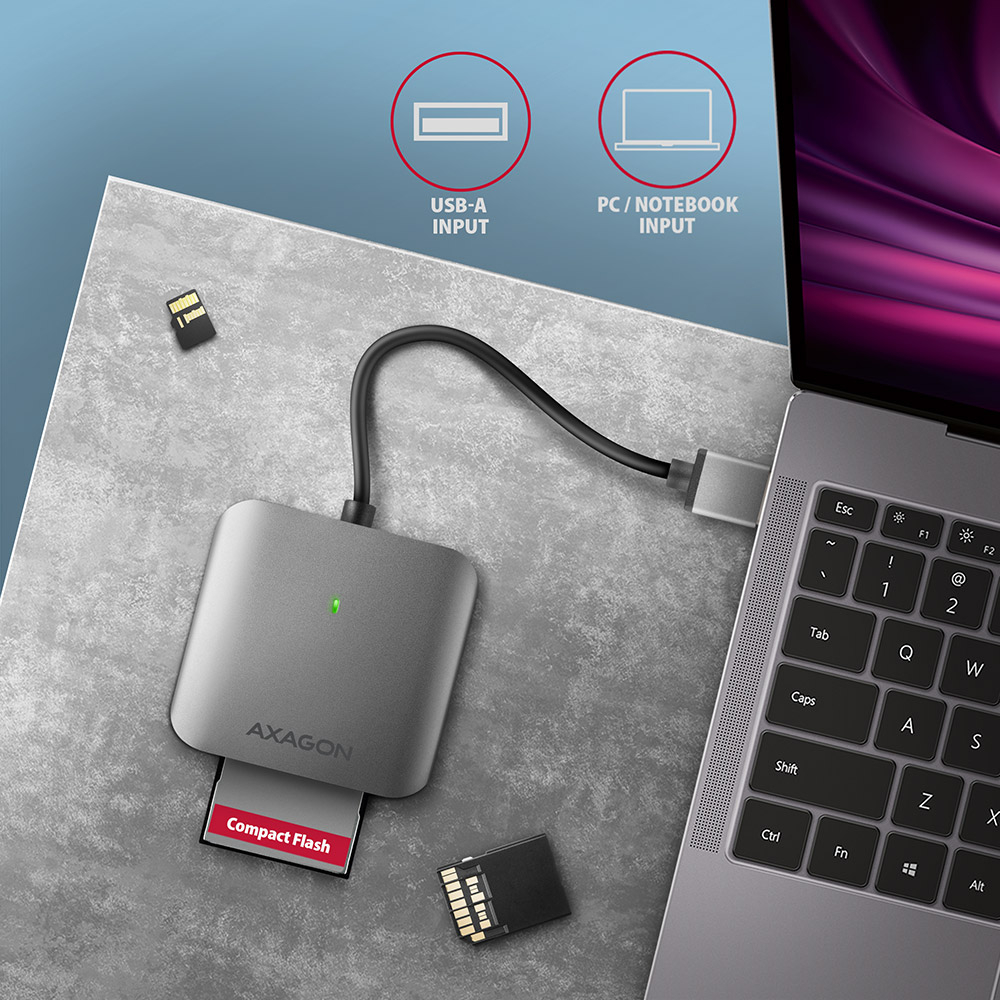 AXAGON CRE-S3 připojená k notebooku s kartami CompactFlash, SD a microSD