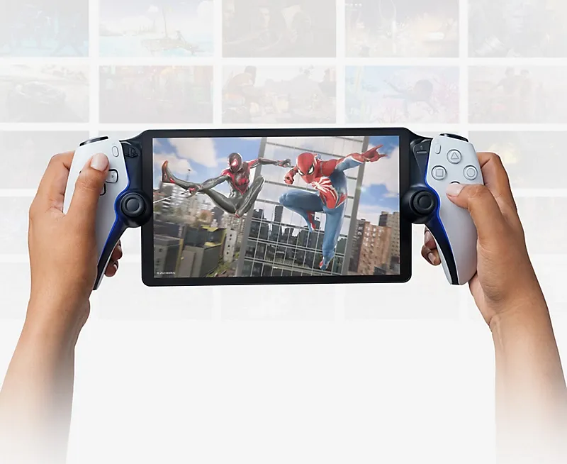 Hráč drží PlayStation Portal s hrou na obrazovce