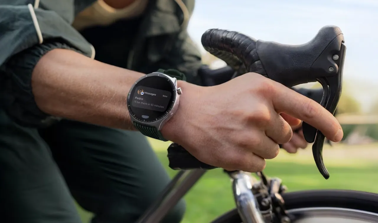 Motorola Moto Watch Ultra chytré hodinky PANTONE Black Beauty
