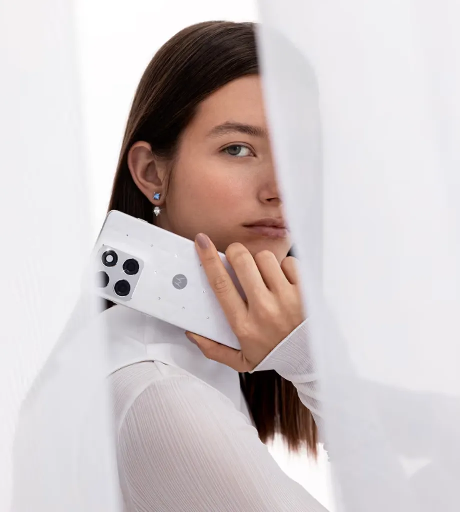 Motorola EDGE 70 12+512 GB gsm telefón PANTONE Cloud Dancer crystals by Swarovski
