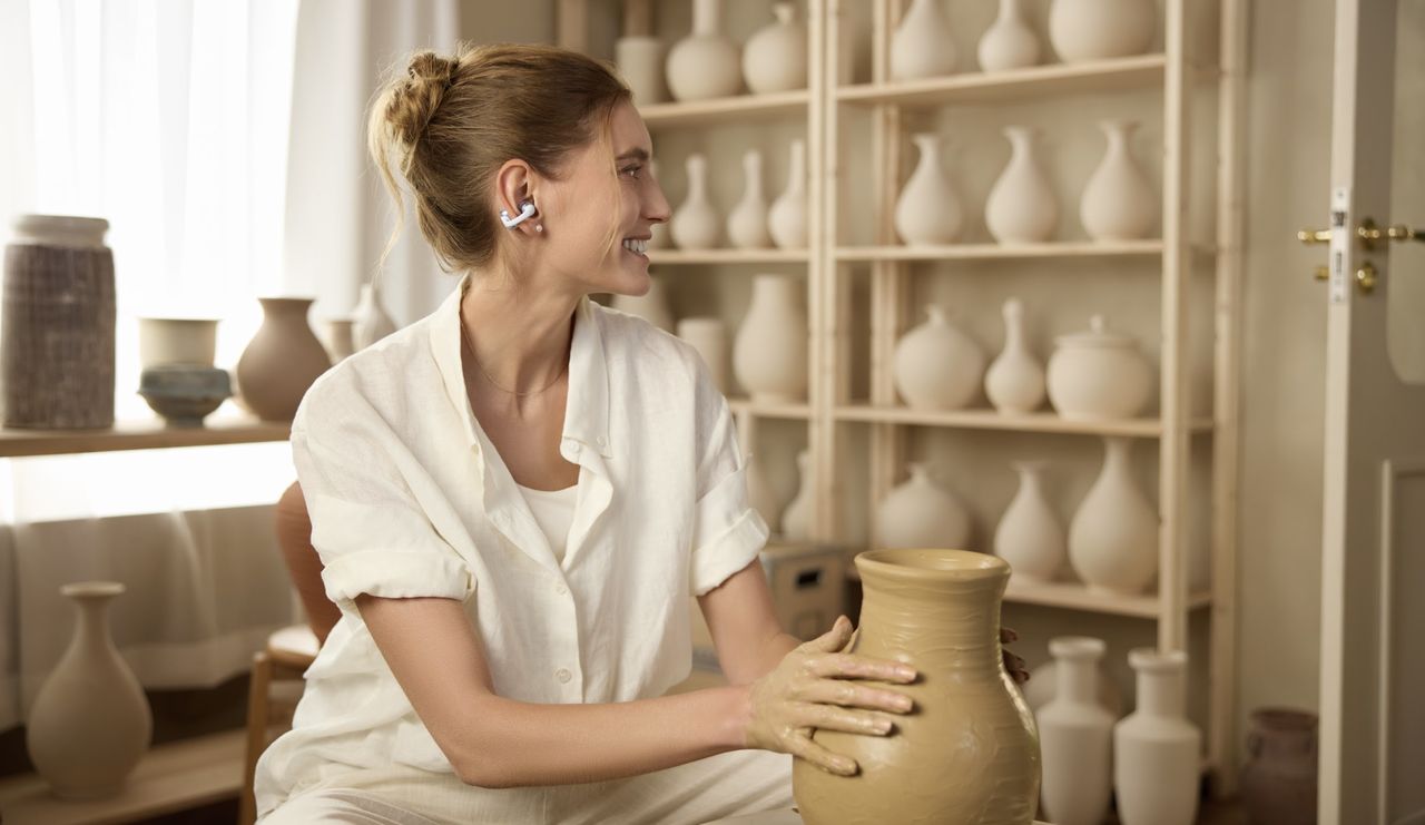 Shokz OpenDots 2 bezdrátová sluchátka bílá