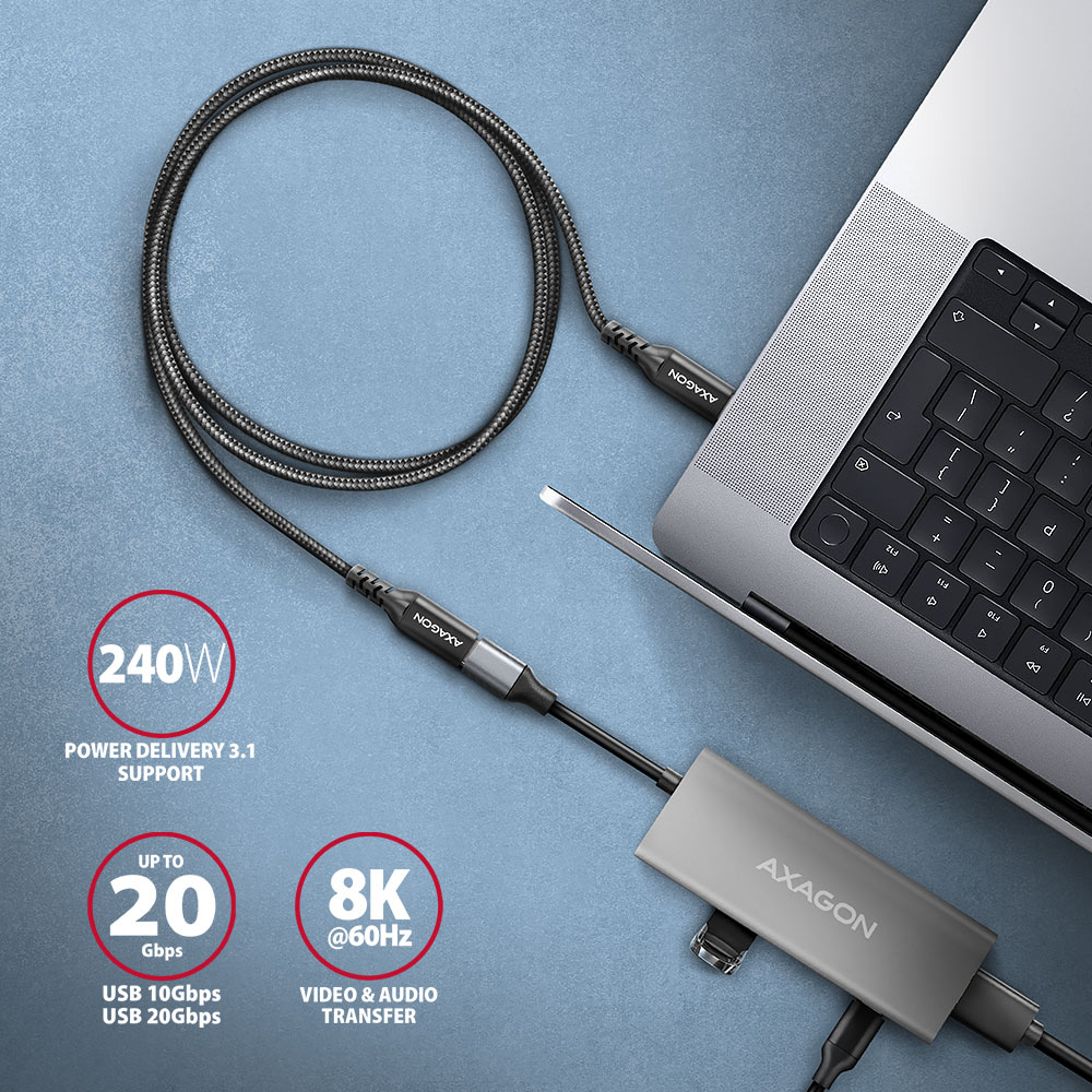 AXAGON BUCM32-CF15AB připojený mezi USB-C hubem a notebookem