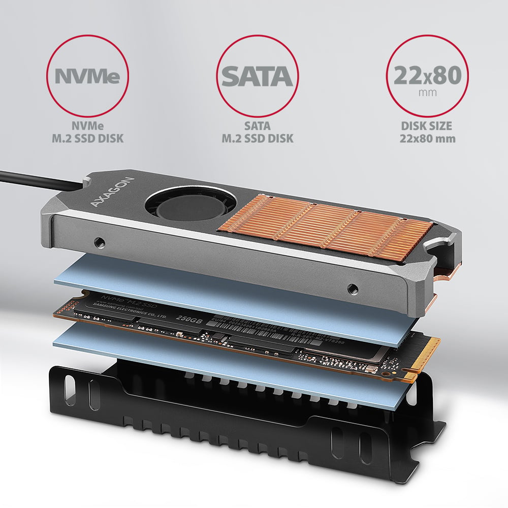Rozložený pohled na chladič AXAGON CLR-M2FAN s M.2 SSD diskem a teplotními podložkami