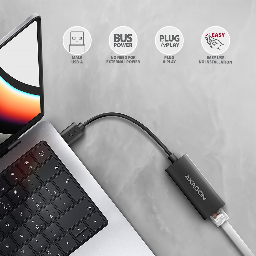 AXAGON ADE-AR připojený přes USB-A port k notebooku, síťový kabel v RJ-45 konektoru