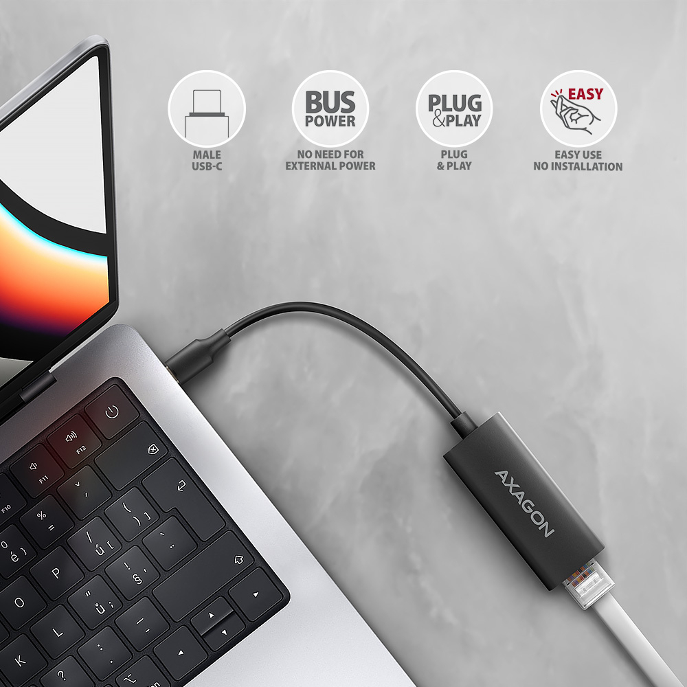 AXAGON ADE-ARC připojený přes USB-C port k notebooku, síťový kabel v RJ-45 konektoru