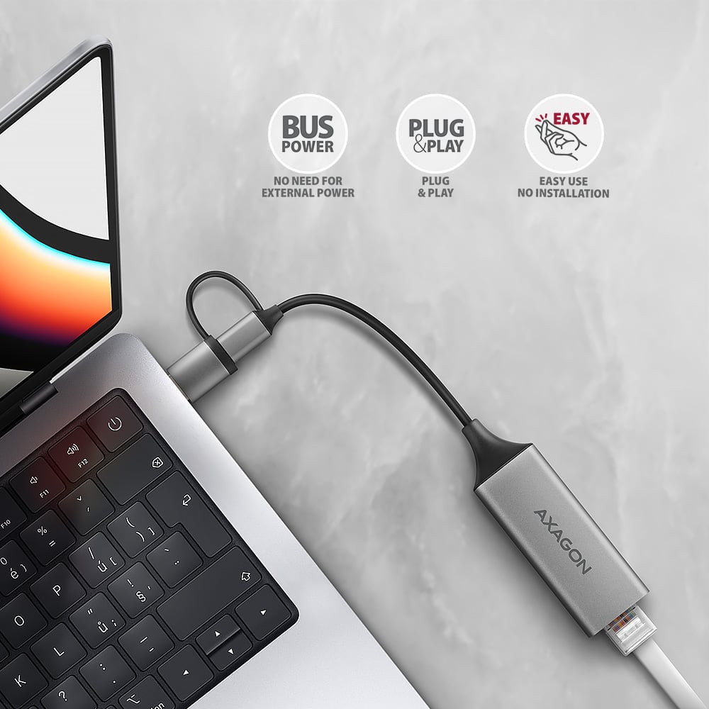 AXAGON ADE-TXCA připojený k notebooku, funkce Plug and Play bez nutnosti instalace
