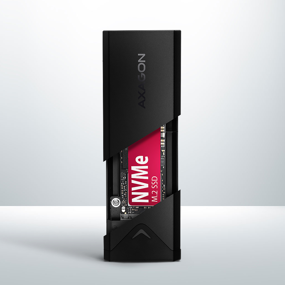 AXAGON EEM2-UB2 s NVMe SSD diskem a kabelem uložené v kapse pouzdra na notebook