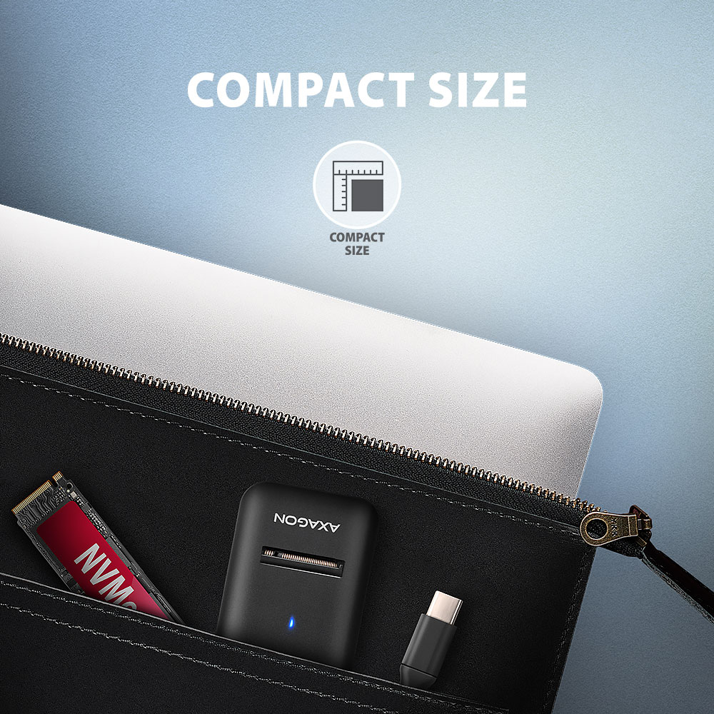 AXAGON ADM2-CM s NVMe SSD diskem a USB-C kabelem uložené v kapse pouzdra na notebook