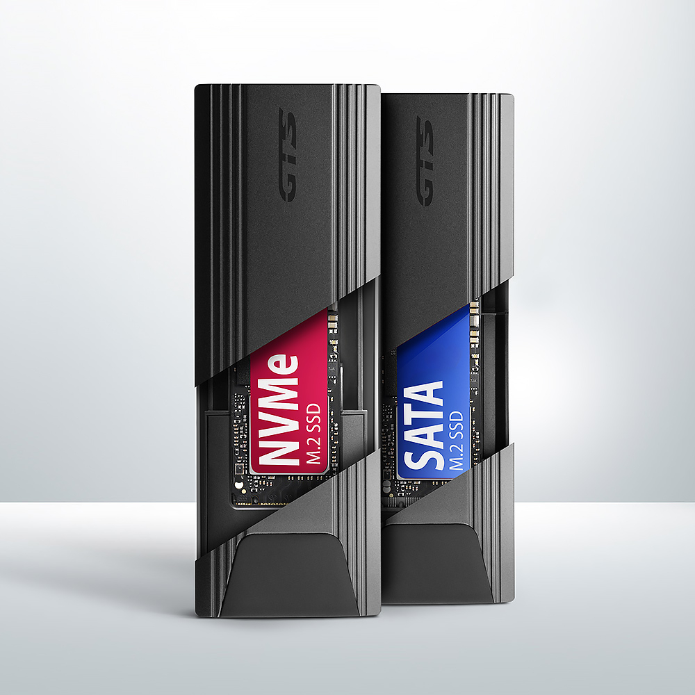 Dva boxy AXAGON EEM2-GTS2 vedle sebe – jeden s NVMe, druhý se SATA M.2 SSD diskem