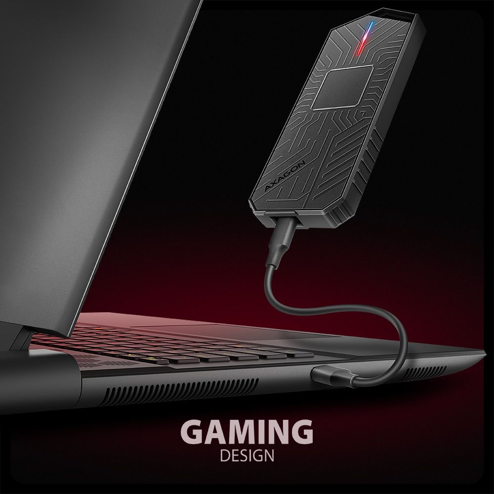 AXAGON EEM2-GAM připojený k hernímu notebooku s rozsvíceným RGB podsvícením