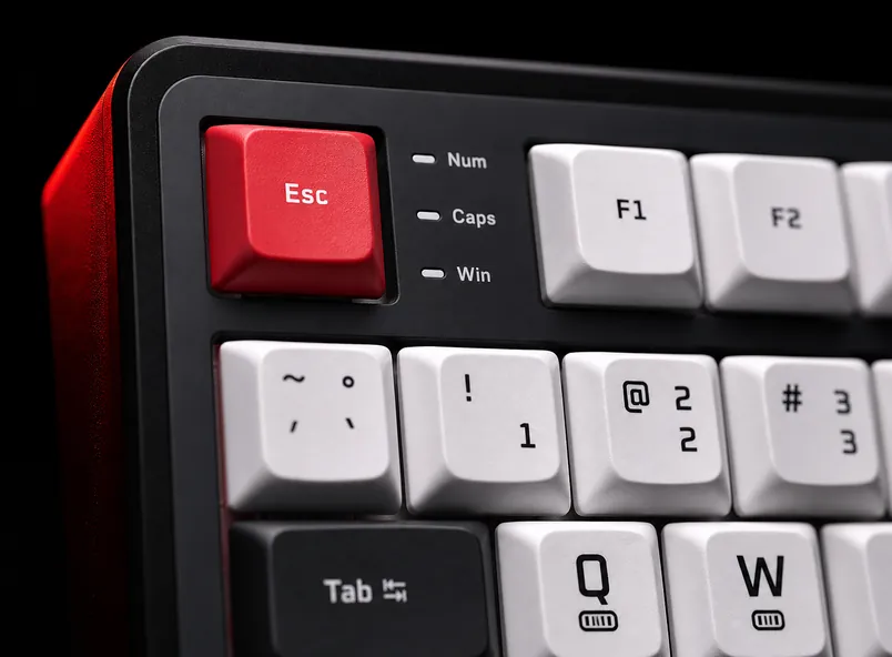 Detail klávesy Esc a indikátorů TIGO MIRAGE