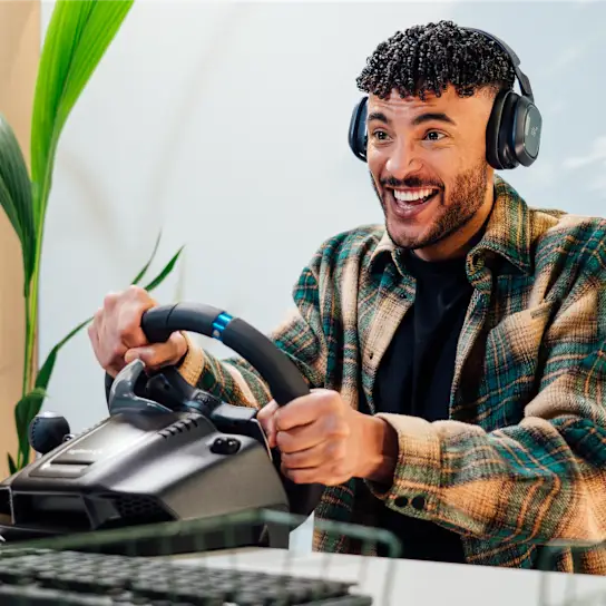 Nadšený hráč za volantem Logitech G29