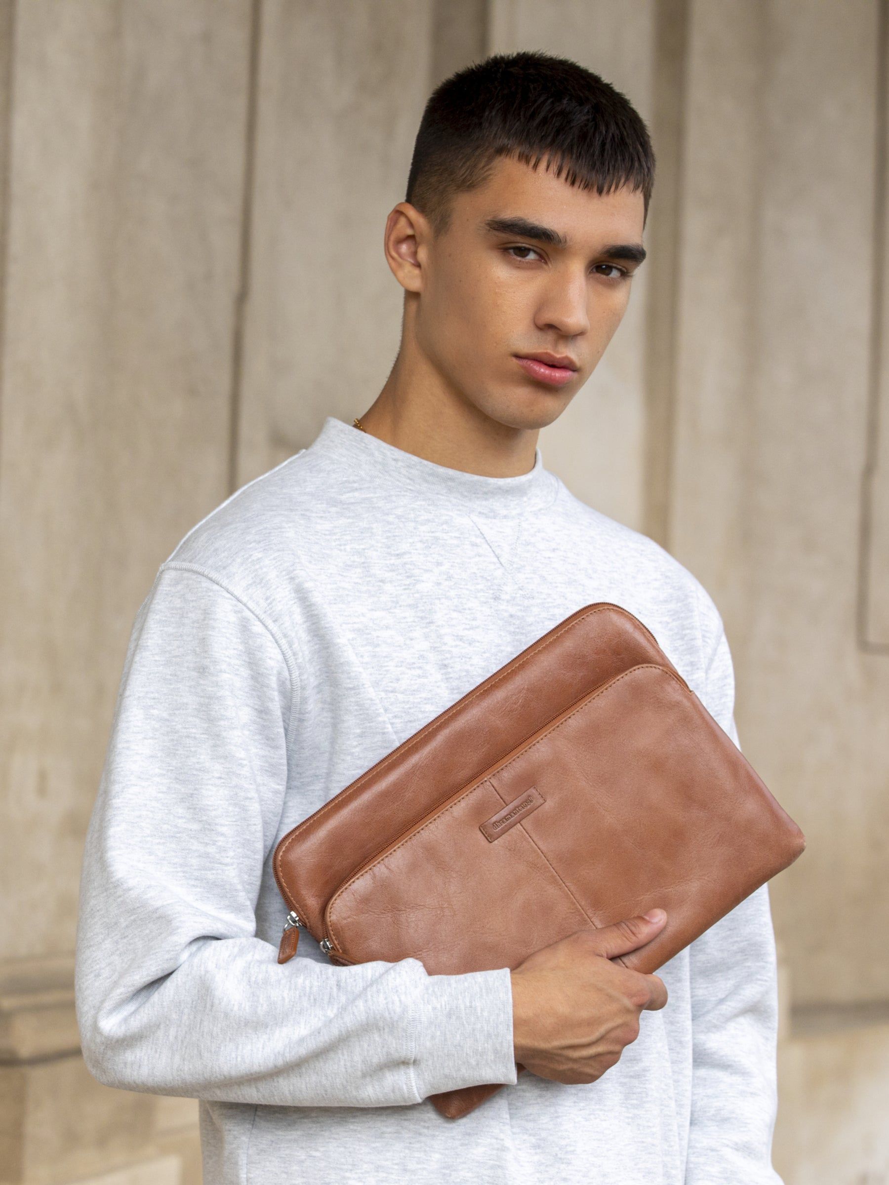 dbramante1928 Skagen Pro+ kožené sleeve pouzdro pro 13" MacBook černé