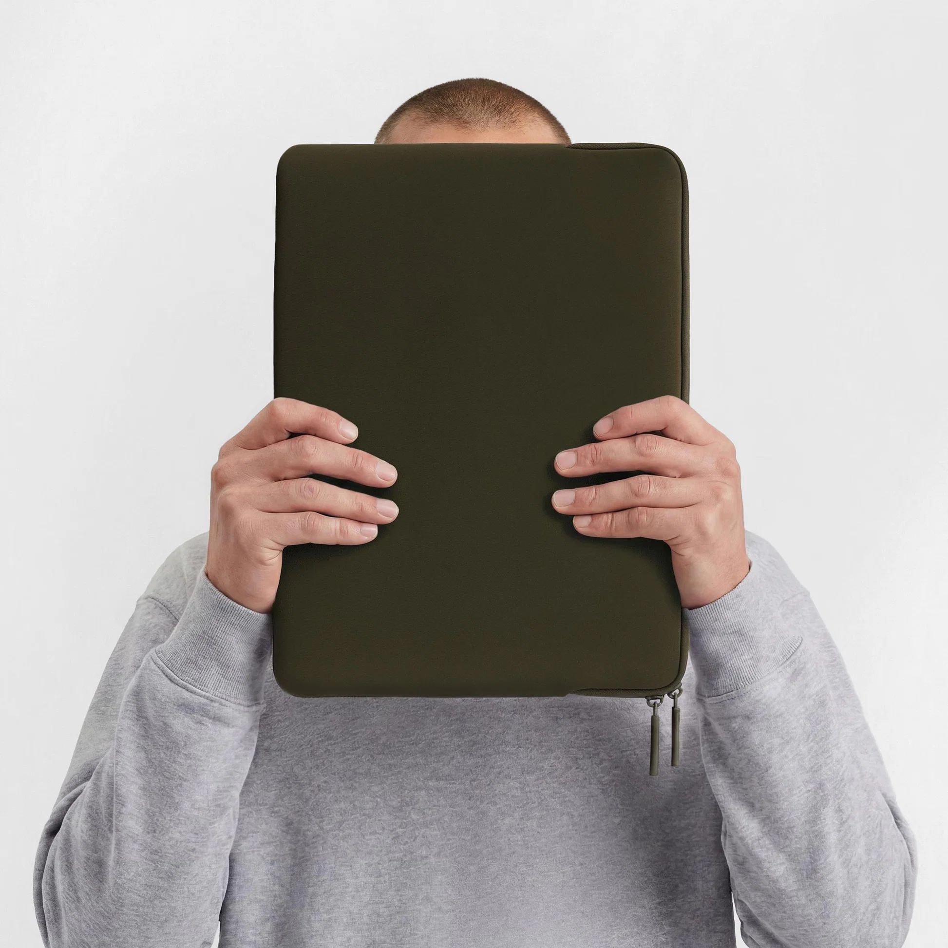 Pipetto Classic Fit Sleeve pouzdro pro MacBook 14"/13" olivově zelené