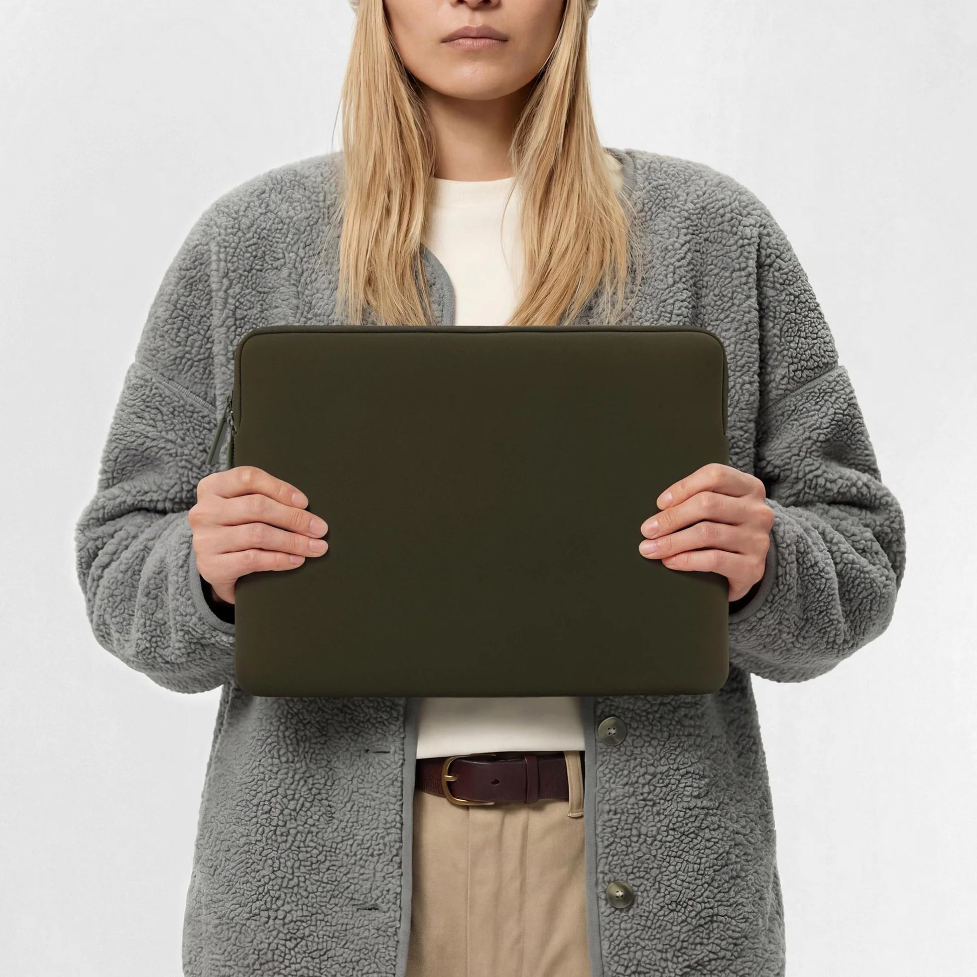 Pipetto Classic Fit Sleeve pouzdro pro MacBook 14"/13" olivově zelené