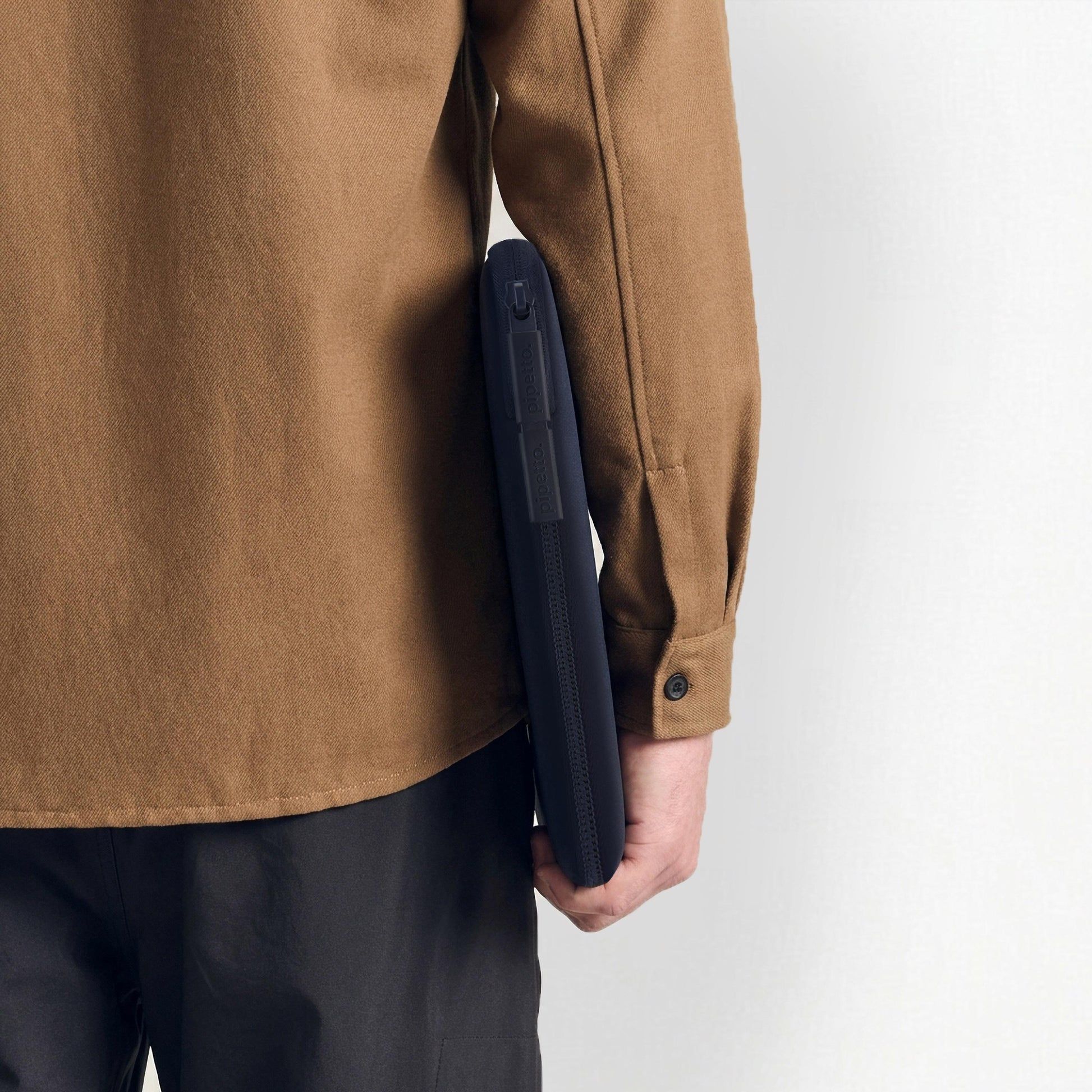 Pipetto Classic Fit Sleeve pouzdro pro MacBook 14"/13" tmavě modré