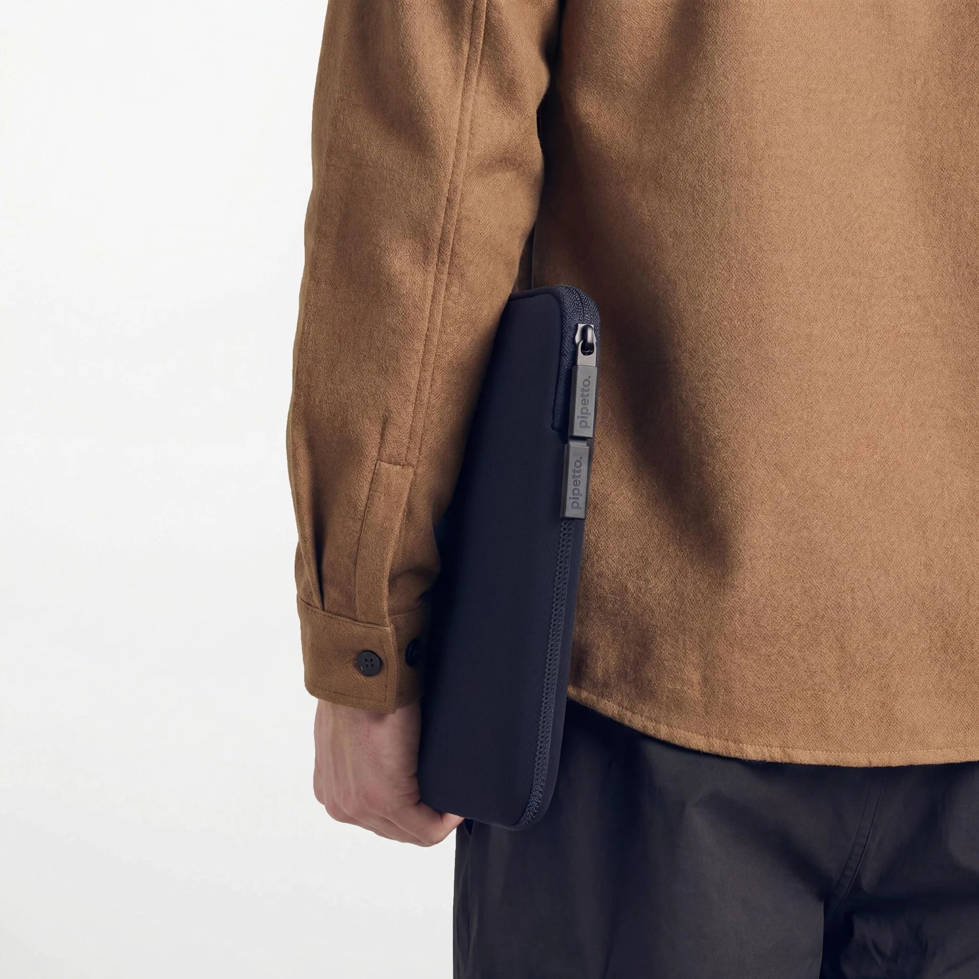 Pipetto Classic Fit Sleeve pouzdro pro MacBook Neo 13" námořně modré