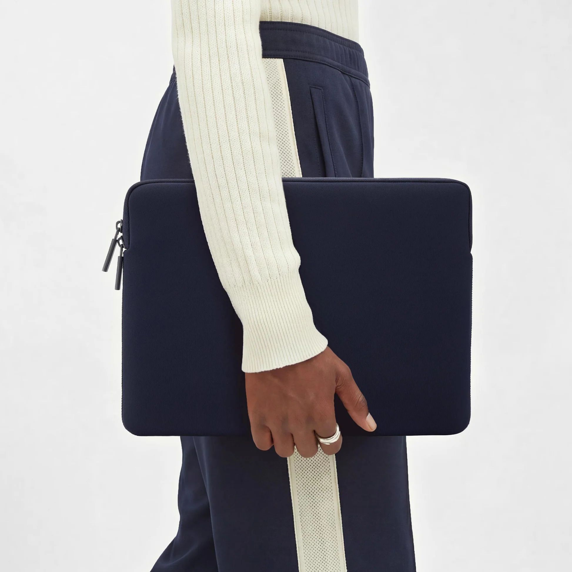 Pipetto Classic Fit Sleeve pouzdro pro MacBook Neo 13" námořně modré