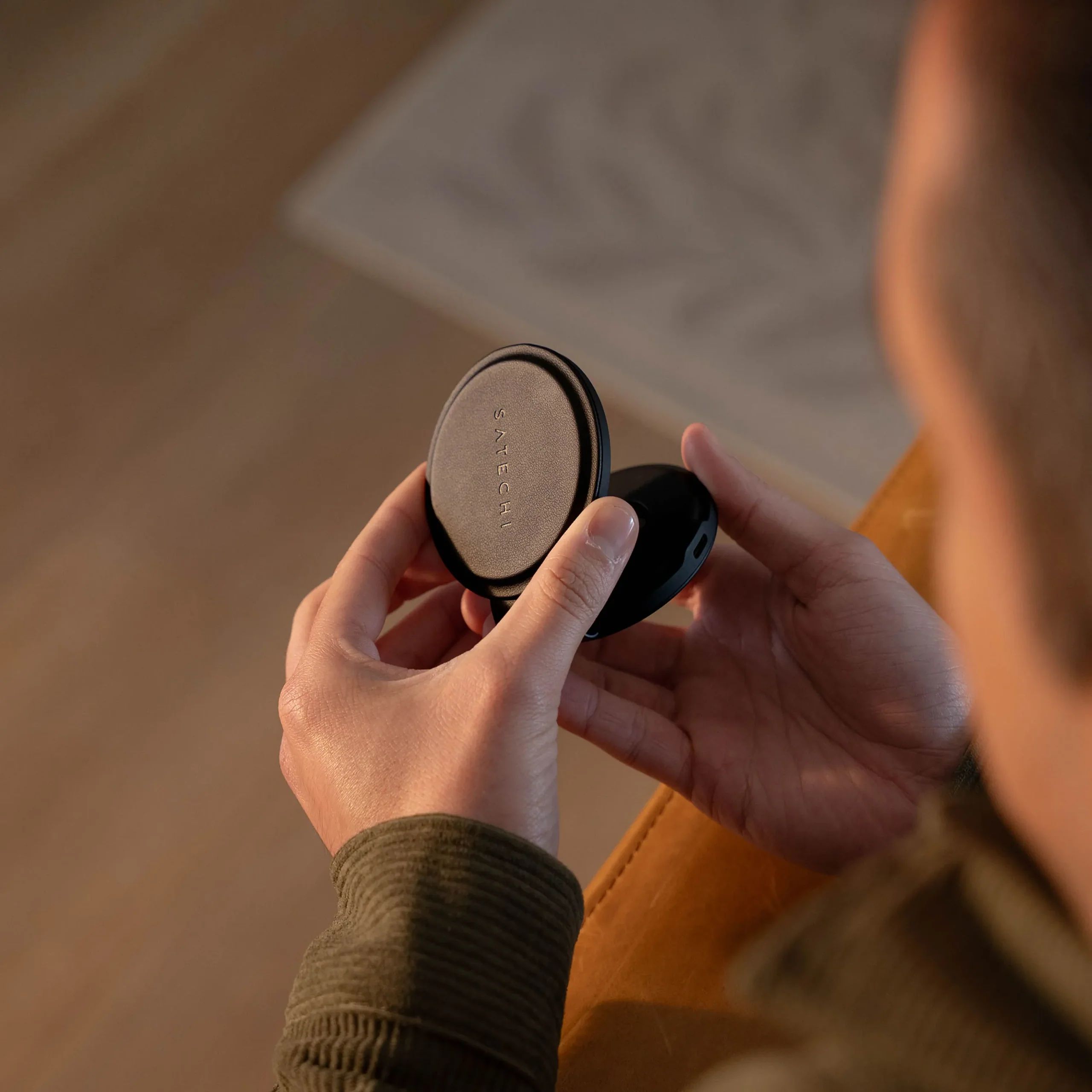 Satechi OntheGo 2v1 MagSafe nabíječka (15W) černá