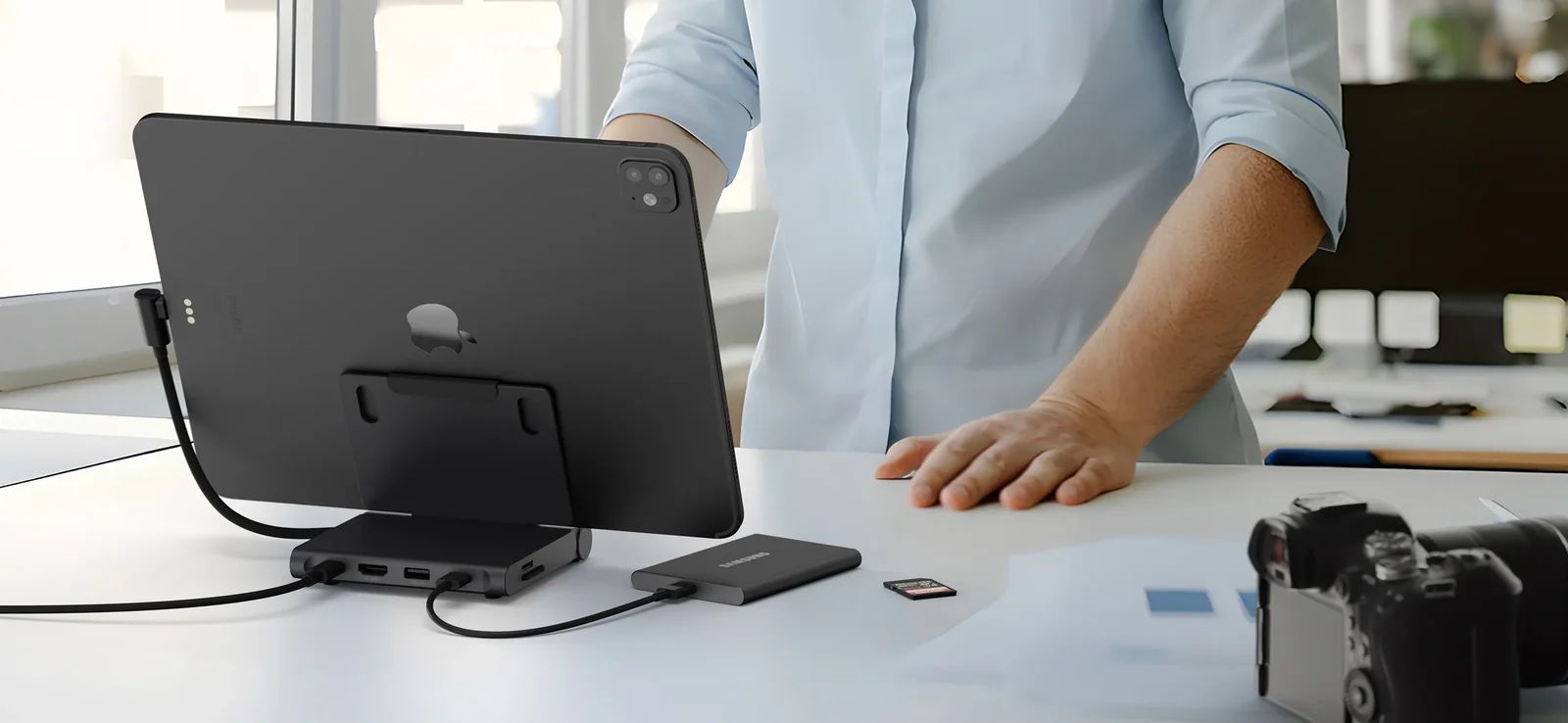 Satechi OntheGo Foldable Stand Hub dokovací stanice pro iPad (100W) vesmírně černá