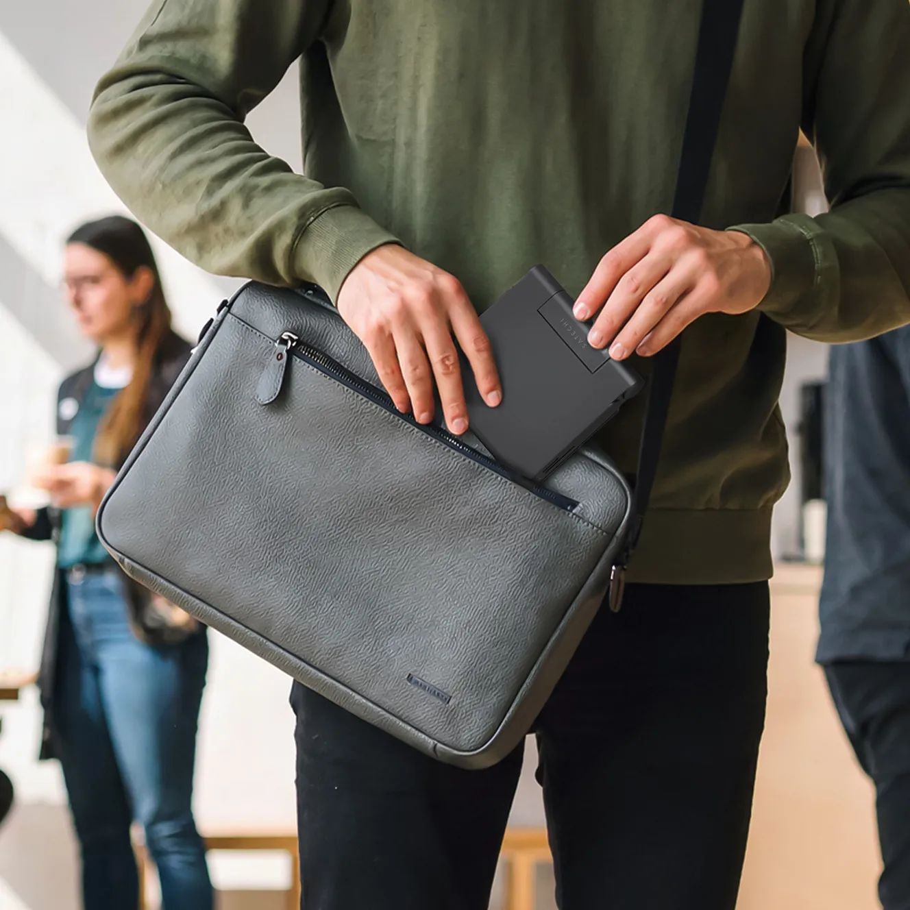 Satechi OntheGo Foldable Stand Hub dokovací stanice pro iPad (100W) vesmírně černá