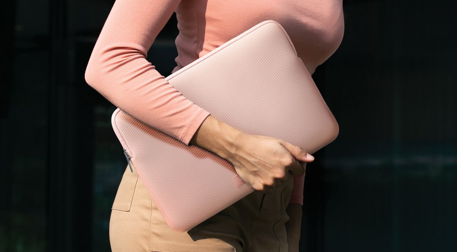 UNIQ Cyprus Ridge Edition neoprenové pouzdro pro MacBook Neo 13"/ Air 13" šedé