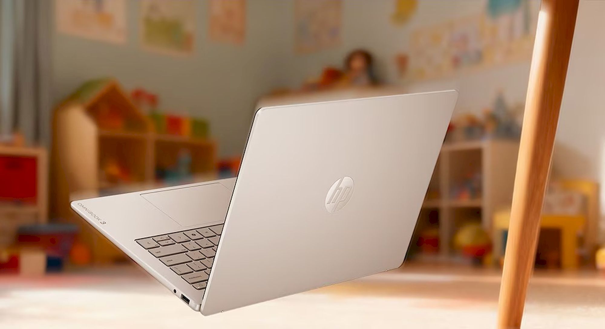 HP OmniBook 3 17-dk0001ncx (E0PP6EA#BCM) stříbrný