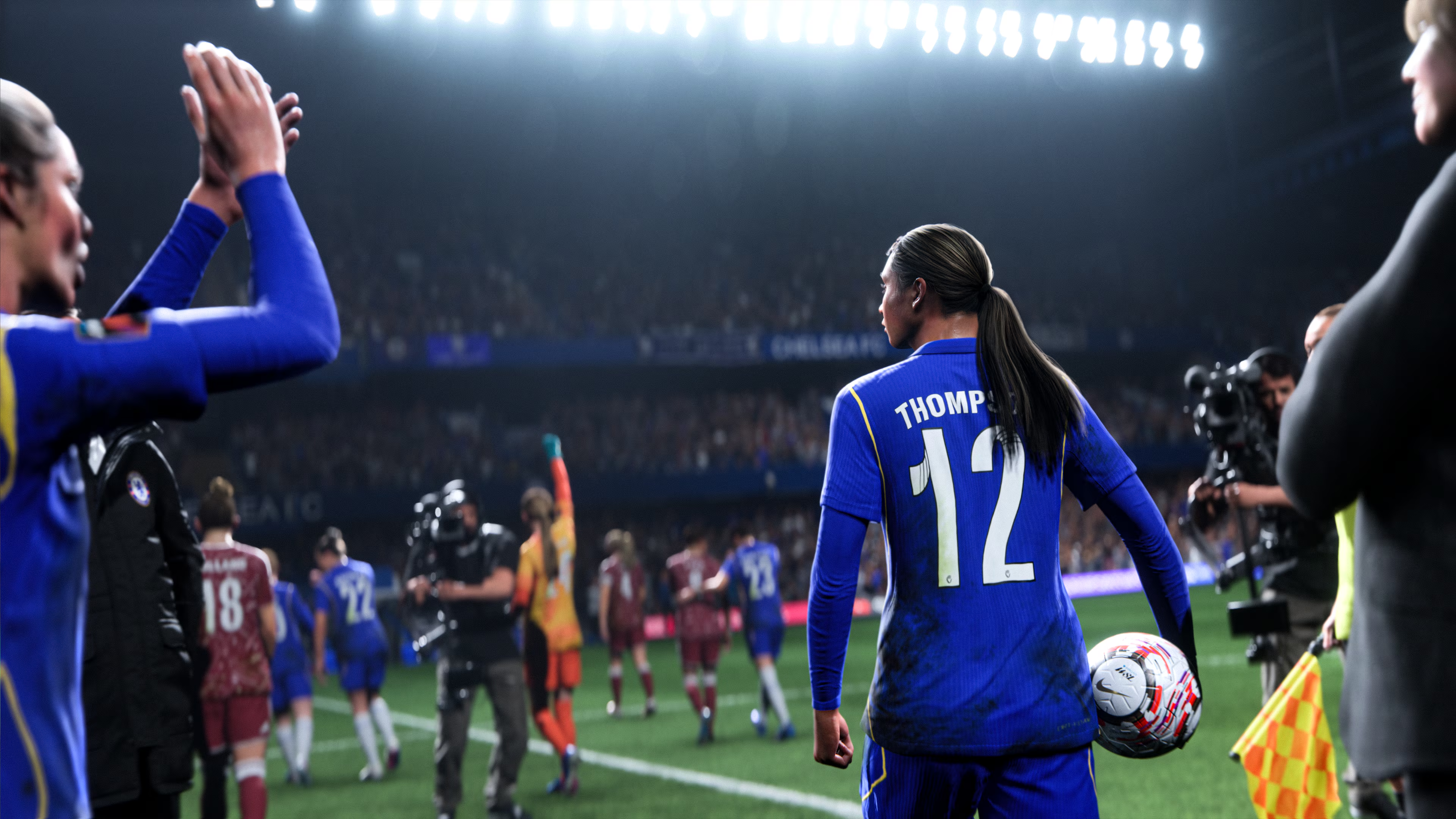 Hráčka Chelsea s míčem u postranní čáry