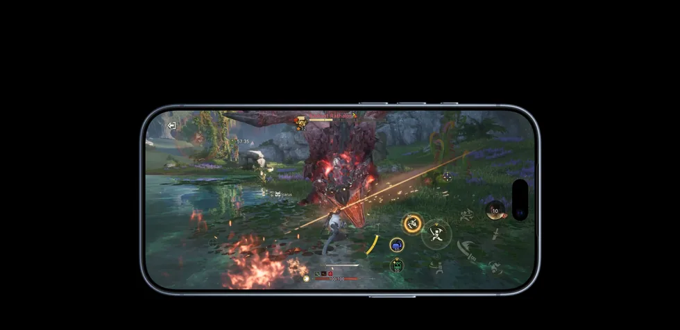 Hra na displeji iPhonu 18 Pro na šířku
