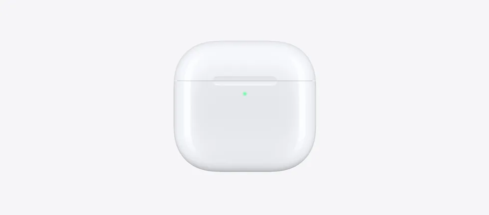 Zavřené nabíjecí pouzdro AirPods 5