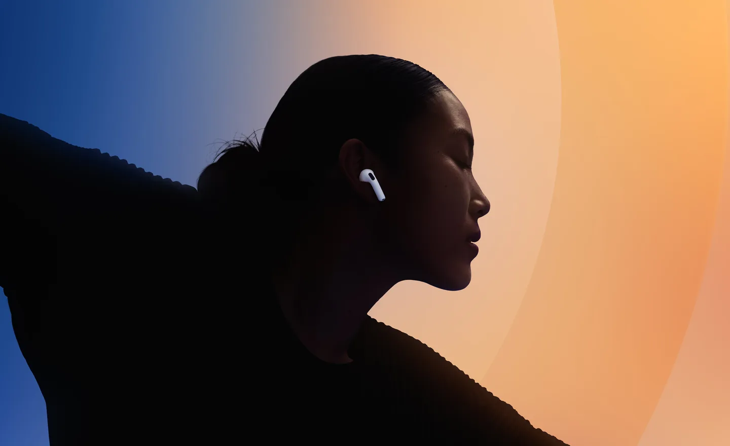 Žena se sluchátky AirPods 5 v uchu