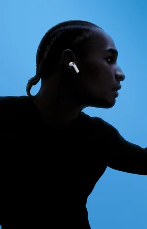 Muž telefonující se sluchátky AirPods 5