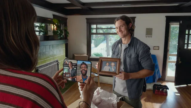 Rodina u FaceTime hovoru přes vnější displej
