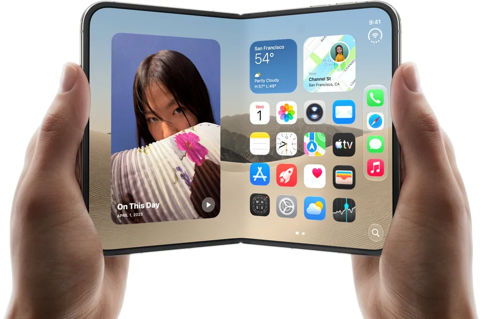 Otevřený iPhone Duo v rukou s plochou a widgety