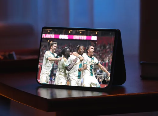 Fotbalový zápas na vnějším displeji postaveného iPhonu Duo