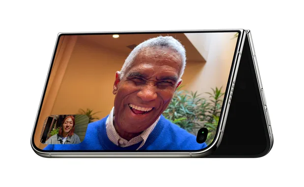 FaceTime hovor na postaveném iPhonu Duo